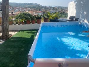 una piscina azul con vistas a la ciudad en Super casa al lado de Granada, en Alfacar