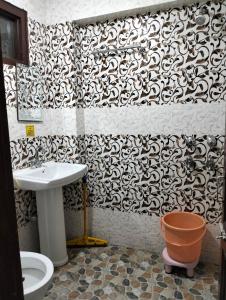 uma casa de banho com um lavatório e um WC em Aman Inn em Dharamshala
