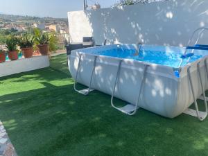 Bazén v ubytovaní Super casa al lado de Granada alebo v jeho blízkosti
