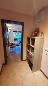 pasillo con una habitación con comedor y cocina en Oasis Resort Apartment, Луксозен Апартамент в комплекс ОАЗИС, en Lozenets