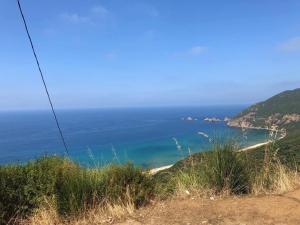 una vista del océano desde la cima de una colina en Résidence plage Oued Tanger en Skikda