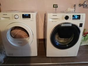 een wasmachine en een wasmachine in de badkamer bij Quiete del Sirino in Moliterno
