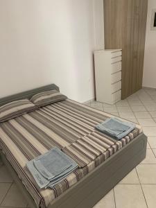 Una cama en una habitación con dos toallas. en Garden Lefkanti, 4season Plaza Room en Lefkandi Chalkidas