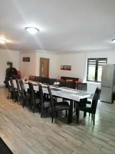 uma grande sala de jantar com mesa e cadeiras em Casa PICY Vendégház em Sovata