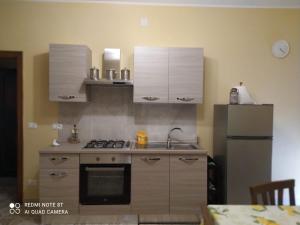 A kitchen or kitchenette at La casa di Fofo' e Ninetta