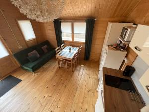eine Aussicht über ein Wohnzimmer mit einem Tisch und einem Sofa in der Unterkunft Relax domki Zator in Zator