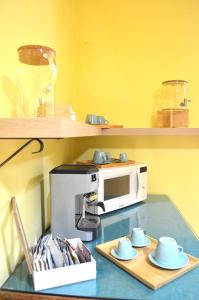 una cucina con bancone, forno a microonde e ciotole di Normanni 28 - Private and Guest House a Campagna