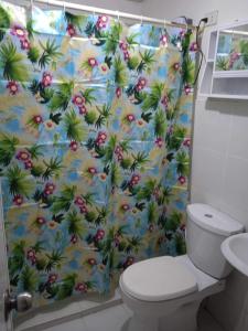 een badkamer met een douchegordijn en een toilet bij Kassel Residences Staycation Near NAIA - Moonwalk Paranaque in Manilla