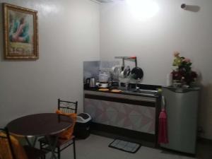 een keuken met een fornuis en een tafel. bij Kassel Residences Staycation Near NAIA - Moonwalk Paranaque in Manilla