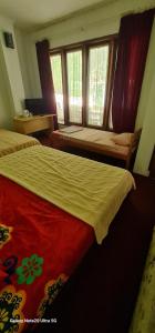 um quarto com 2 camas e 2 janelas em Homestay Triniti em Lembang