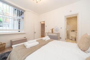 Krevet ili kreveti u jedinici u objektu Kensington luxury flat with patio