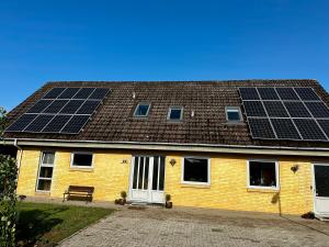 dom z panelami słonecznymi na dachu w obiekcie OJ Home w mieście Vojens