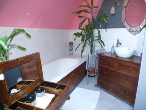 bagno con vasca e lavandino di La Petite Vigne a Amboise