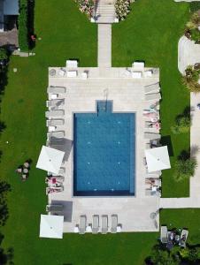 vista sul tetto di una piscina in un cortile di Grand Hotel Liberty a Riva del Garda