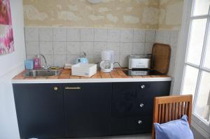 Kuchyň nebo kuchyňský kout v ubytování LA Terrasse façon Giverny - GITE 2 personnes - + 4 fotografie