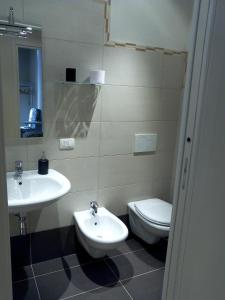 een badkamer met 2 wastafels en een toilet bij Ai Gabbiani in Verona