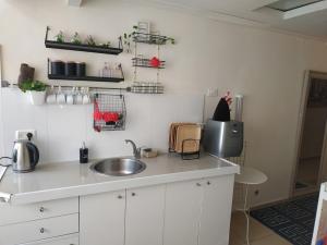 Private rooms near the beach center的厨房或小厨房