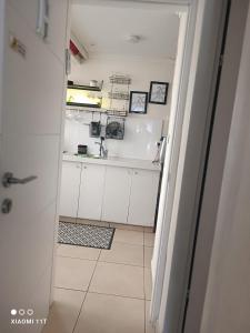 Private rooms near the beach center的厨房或小厨房
