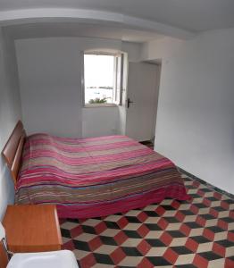 サン・テレンツォにあるCasa Floraのベッドルーム1室(毛布付きのベッド1台付)