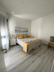 - une chambre avec un grand lit et du parquet dans l'établissement Bendito Viento, à Tarifa