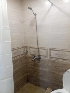 łazienka z prysznicem i toaletą w obiekcie Art-Rabath w Achalciche