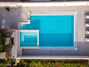 - une vue sur la piscine dans l'établissement Neretva Valley Apartments - Heated Pool, à Metković