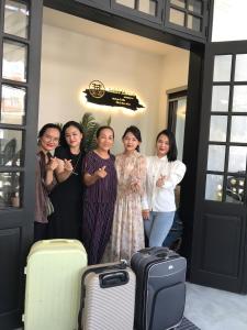 eine Gruppe von Frauen, die neben dem Gepäck stehen in der Unterkunft ANH’s HOUSE in Hue + 37 Fotos