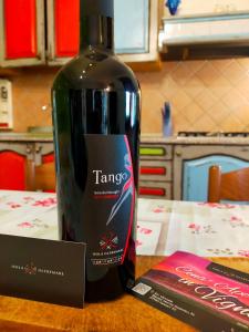 uma garrafa de vinho em cima de uma mesa em Casa Marina Lu Tuvaraggiu Casa vacanze em Sorso