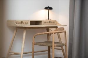 einen Schreibtisch mit Stuhl und einen Tisch mit Radio in der Unterkunft Luxury Apartments Bella - Split Centre w Free Parking in Split