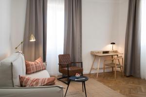 sala de estar con sofá, silla y escritorio en Luxury Apartments Bella - Split Centre w Free Parking, en Split