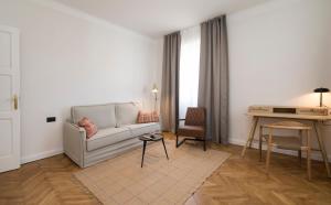ein Wohnzimmer mit einem Sofa und einem Tisch in der Unterkunft Luxury Apartments Bella - Split Centre w Free Parking in Split