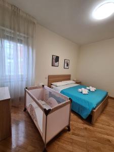 1 dormitorio con 2 camas y manta azul en La dimora dei Cedri Argentati, en Roma