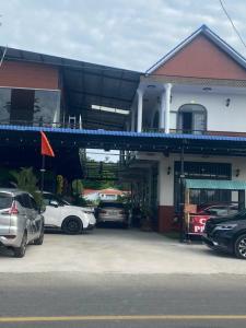 ein Parkplatz mit Autos vor einem Gebäude in der Unterkunft Nhà Nghỉ Blue Sapphire - hotel in Xuyên Mộc