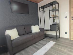 ein Wohnzimmer mit einem Sofa und einem TV in der Unterkunft Ferienhaus mit Göttweigblick in Furth