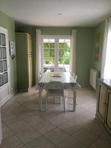 een eetkamer met een witte tafel en stoelen bij Villa avec piscine privée à Avignon in Avignon