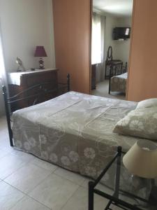 een slaapkamer met een bed, een ladekast en een spiegel bij Villa avec piscine privée à Avignon in Avignon +11 foto's