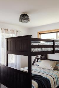 Poschodová posteľ alebo postele v izbe v ubytovaní Oystercatcher's Return