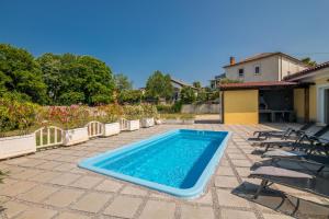 Bazén v ubytování House Tonica with pool nebo v jeho okolí