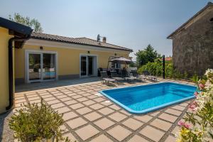 Bazén v ubytování House Tonica with pool nebo v jeho okolí