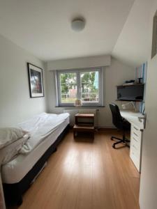 sypialnia z łóżkiem, biurkiem i krzesłem w obiekcie Great house 5' from Tomorrowland w mieście Rumst