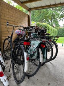 un grupo de bicicletas estacionadas en un garaje en Great house 5' from Tomorrowland, en Rumst