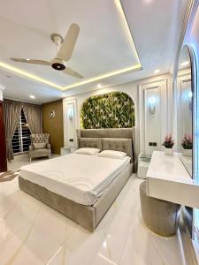 1 dormitorio con 1 cama grande y ventilador de techo en Emeralds Villa Islamabad en Islamabad