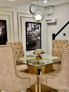 Khu vực ghế ngồi tại Emeralds Villa Islamabad