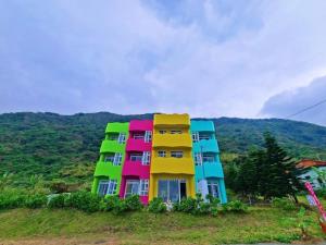 un edificio colorido sentado en la cima de una colina en Sky Castle Homestay, en Fengbin