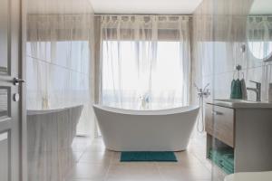 Solana's View - Ferienhäuser in ruhiger Lage, mit einer einzigartigen Aussicht, Infinity Pool, Free Parking und Wlan的一间浴室