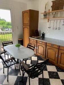 cocina con mesa, sillas y barra en VACANCES en Le Grau-dʼAgde