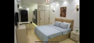 Binishty hurghada apartment في الغردقة: غرفة نوم فيها سرير وتلفزيون