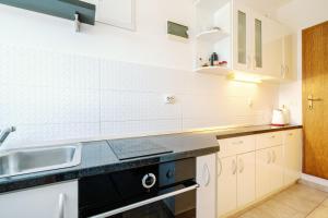 Кухня или мини-кухня в Charming little apartment
