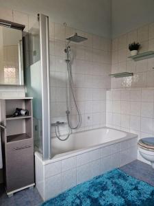 y baño con bañera, aseo y ducha. en Ferienwohnung Bayernbrise, en Rohrdorf