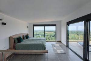 sypialnia z łóżkiem i dużym oknem w obiekcie Solana's View w Ulcinju